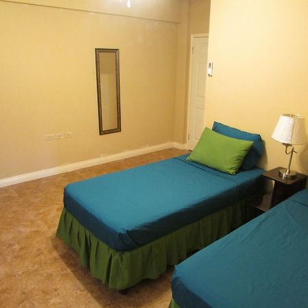 Centrally Located Guest Apartments 金斯敦 外观 照片