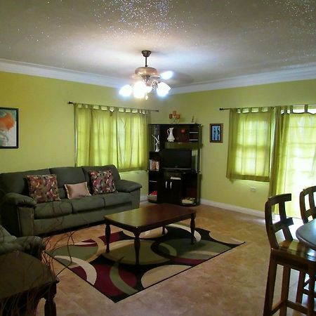 Centrally Located Guest Apartments 金斯敦 外观 照片
