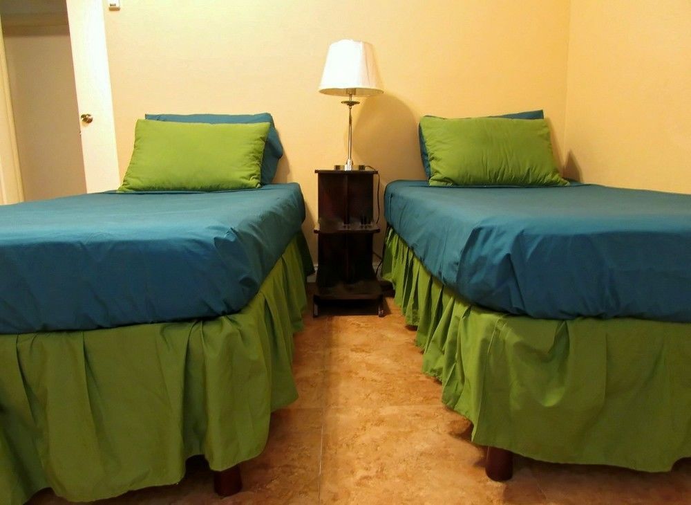 Centrally Located Guest Apartments 金斯敦 外观 照片