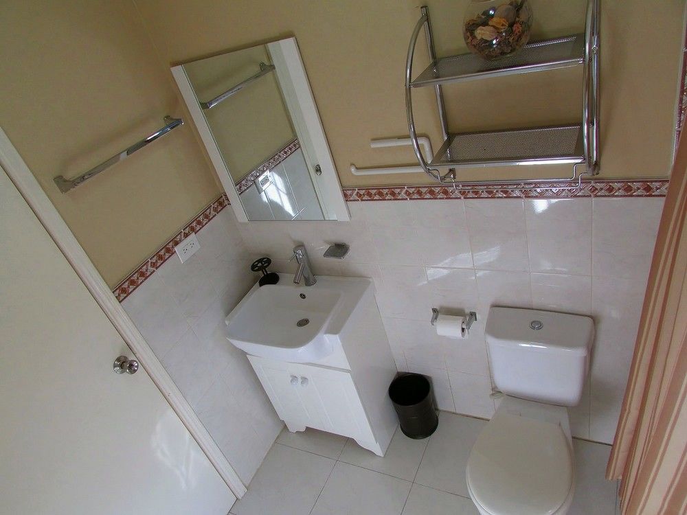 Centrally Located Guest Apartments 金斯敦 外观 照片