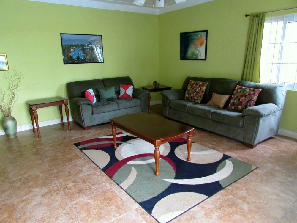 Centrally Located Guest Apartments 金斯敦 外观 照片