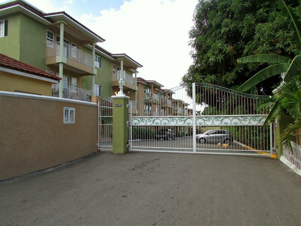 Centrally Located Guest Apartments 金斯敦 外观 照片