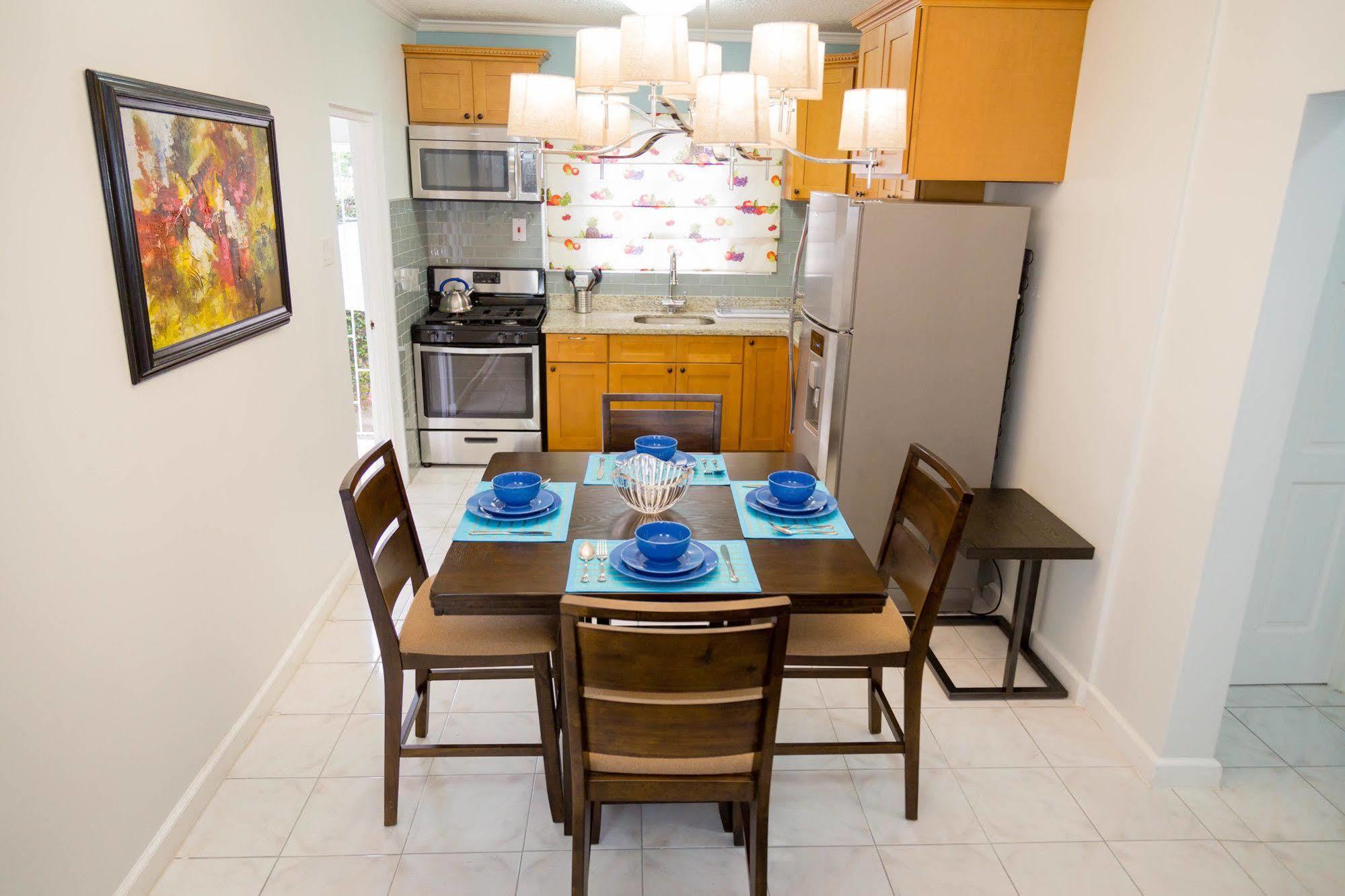 Centrally Located Guest Apartments 金斯敦 外观 照片