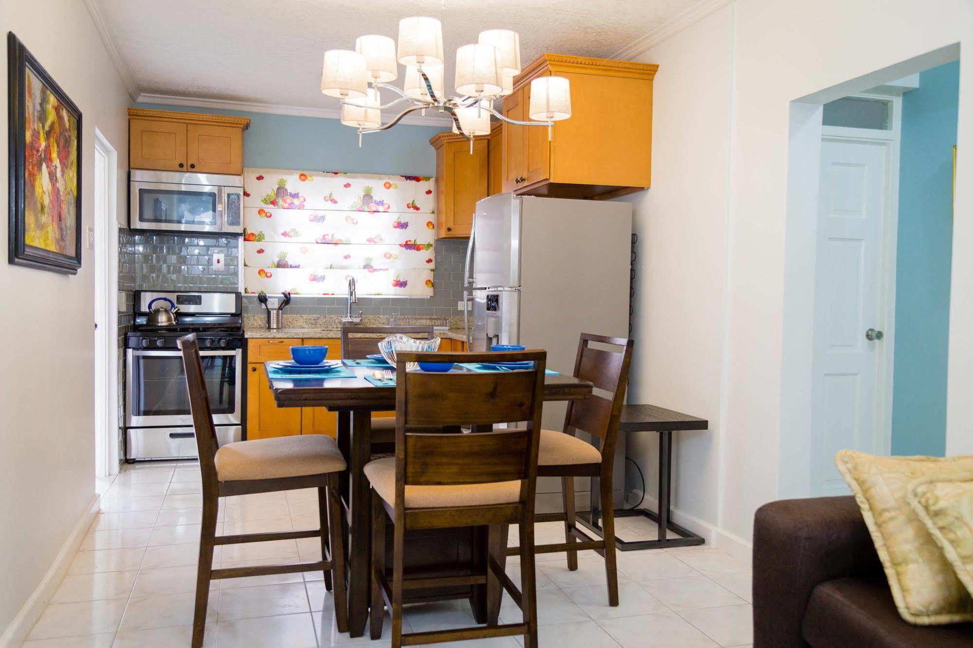 Centrally Located Guest Apartments 金斯敦 外观 照片