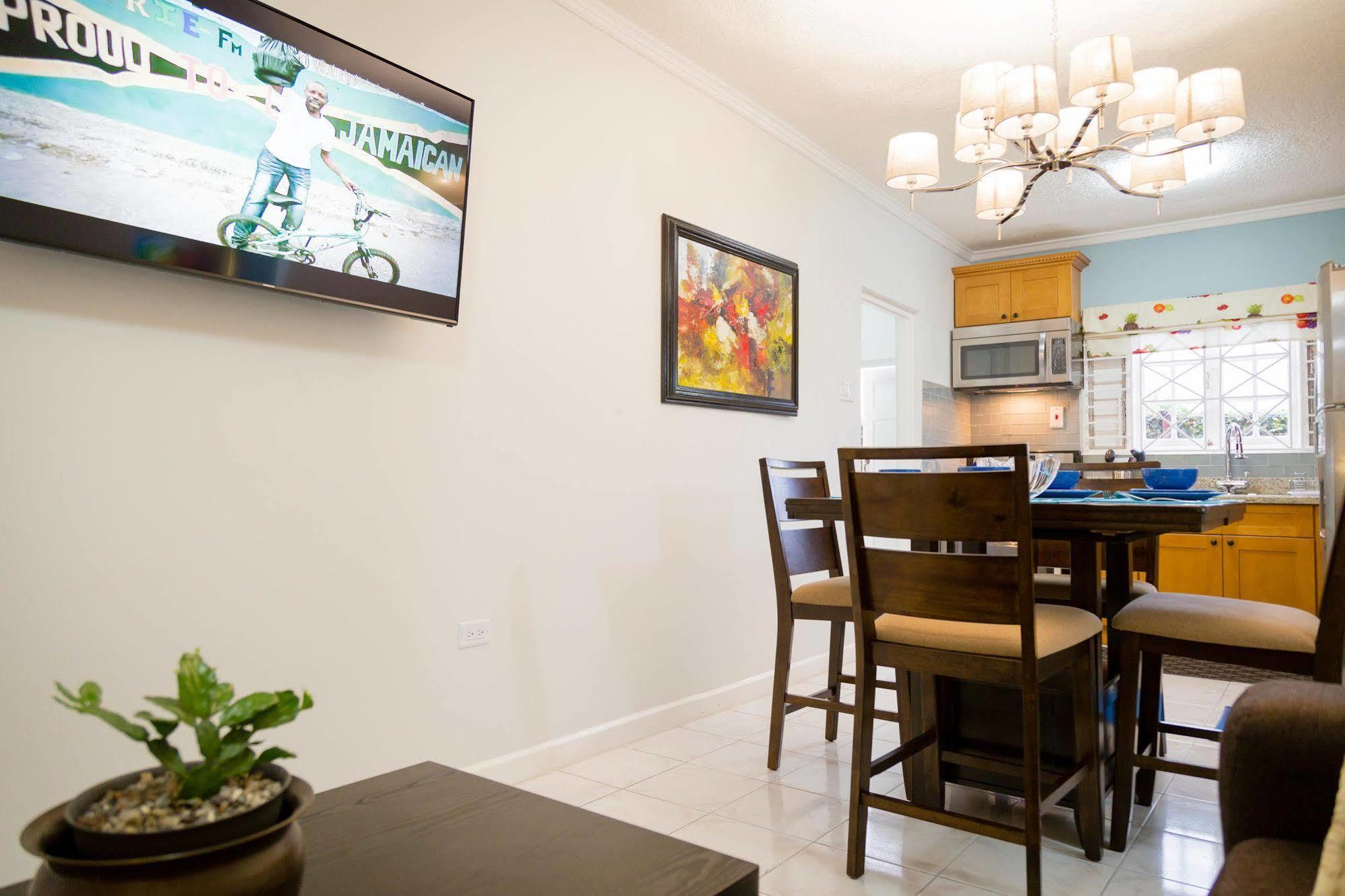 Centrally Located Guest Apartments 金斯敦 外观 照片