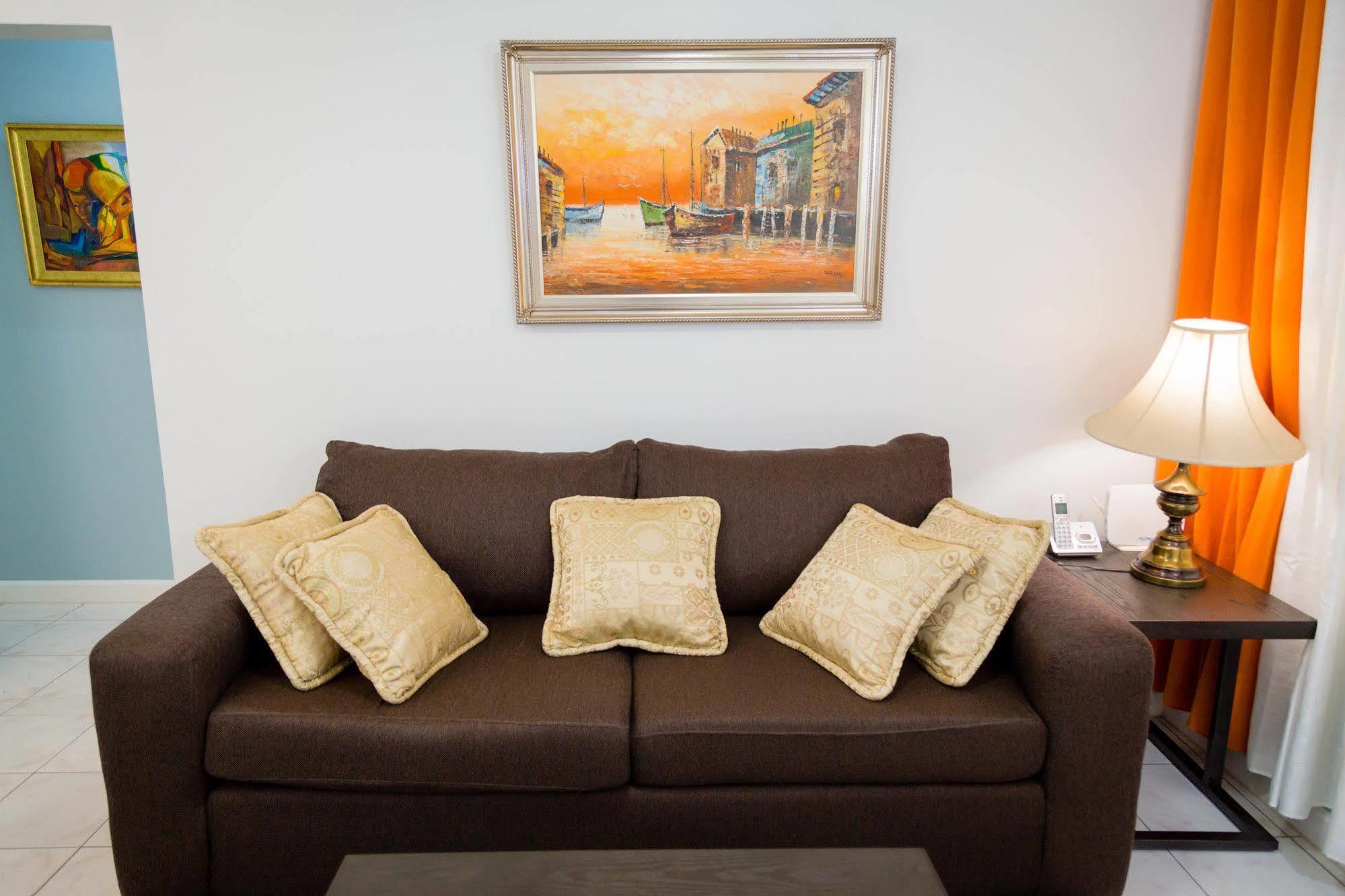 Centrally Located Guest Apartments 金斯敦 外观 照片