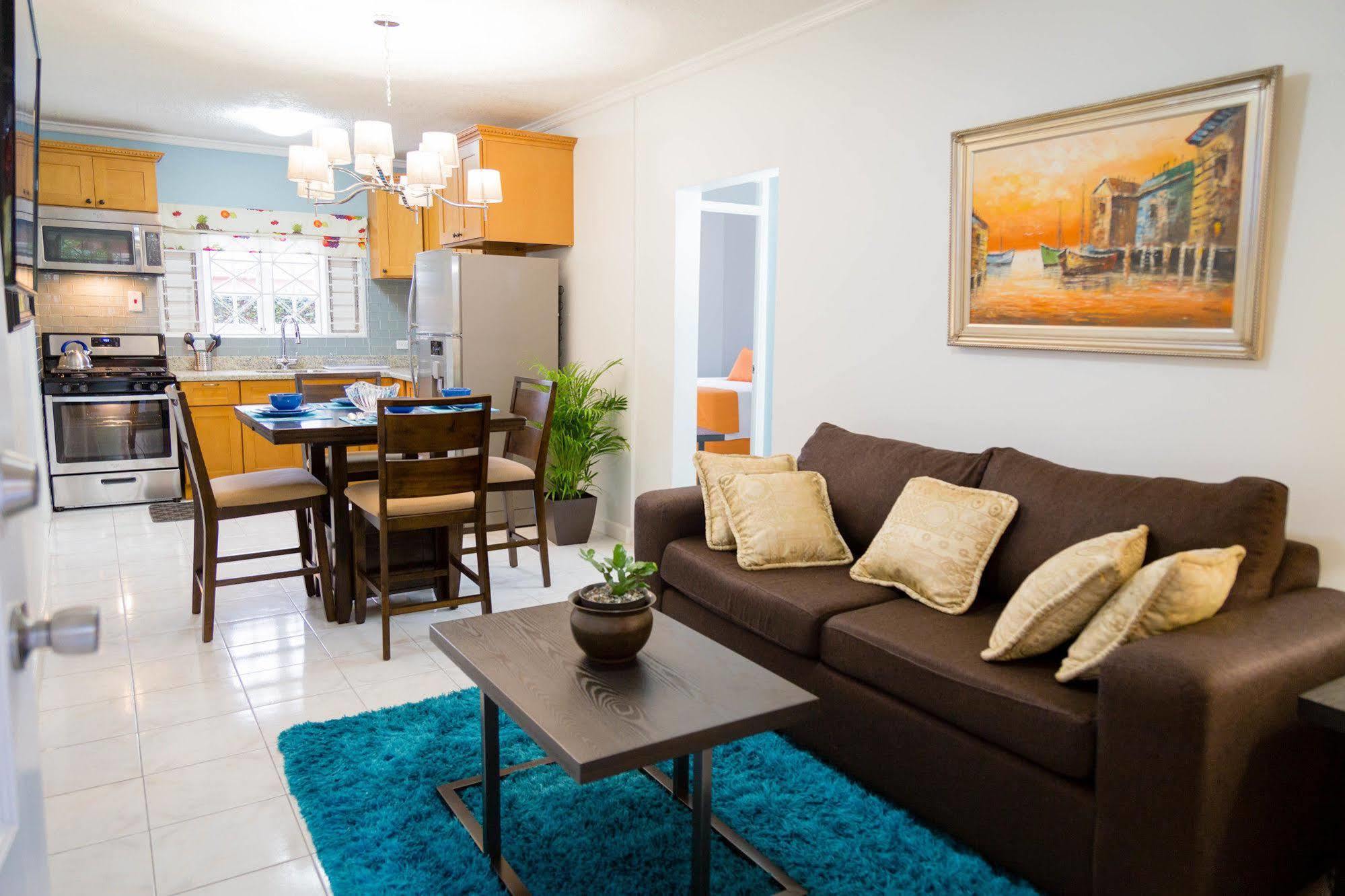 Centrally Located Guest Apartments 金斯敦 外观 照片