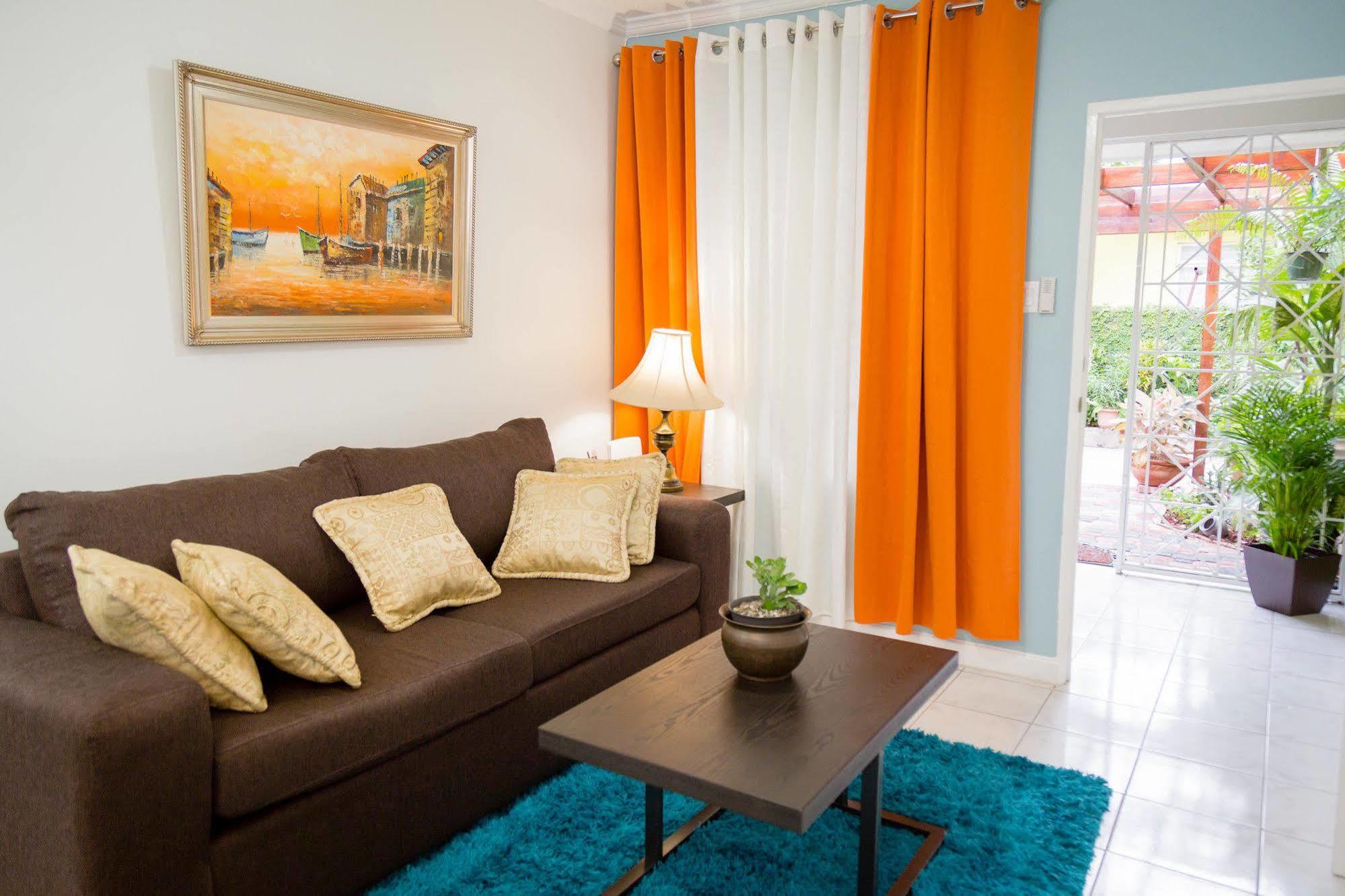 Centrally Located Guest Apartments 金斯敦 外观 照片
