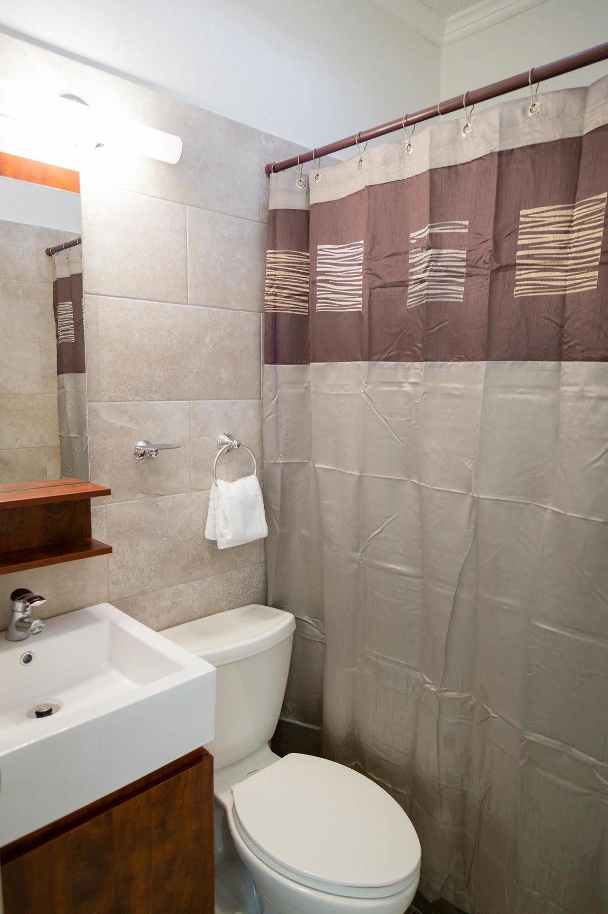 Centrally Located Guest Apartments 金斯敦 外观 照片
