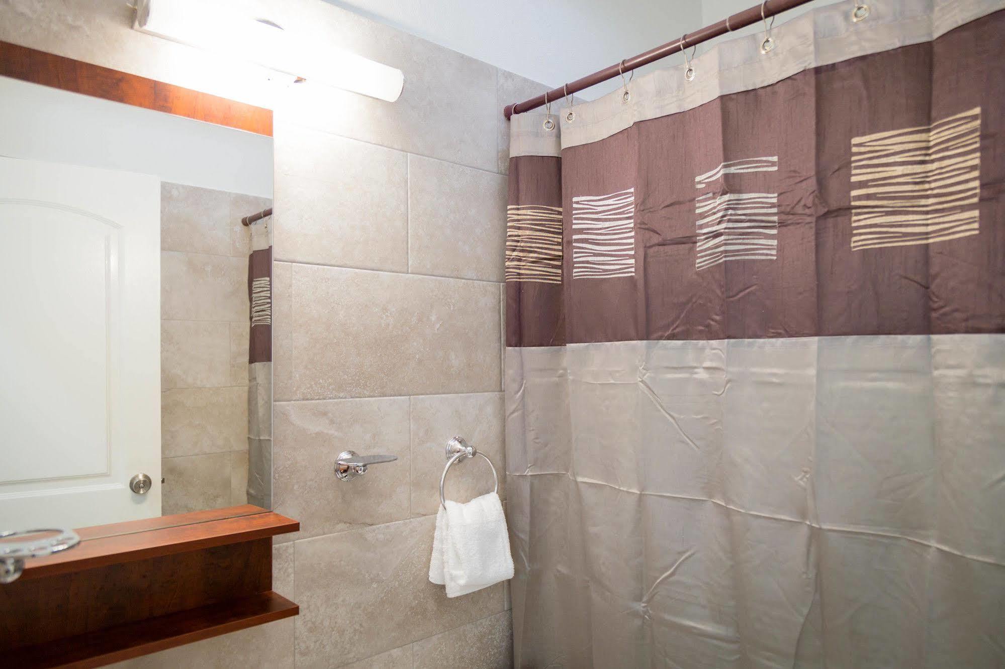 Centrally Located Guest Apartments 金斯敦 外观 照片