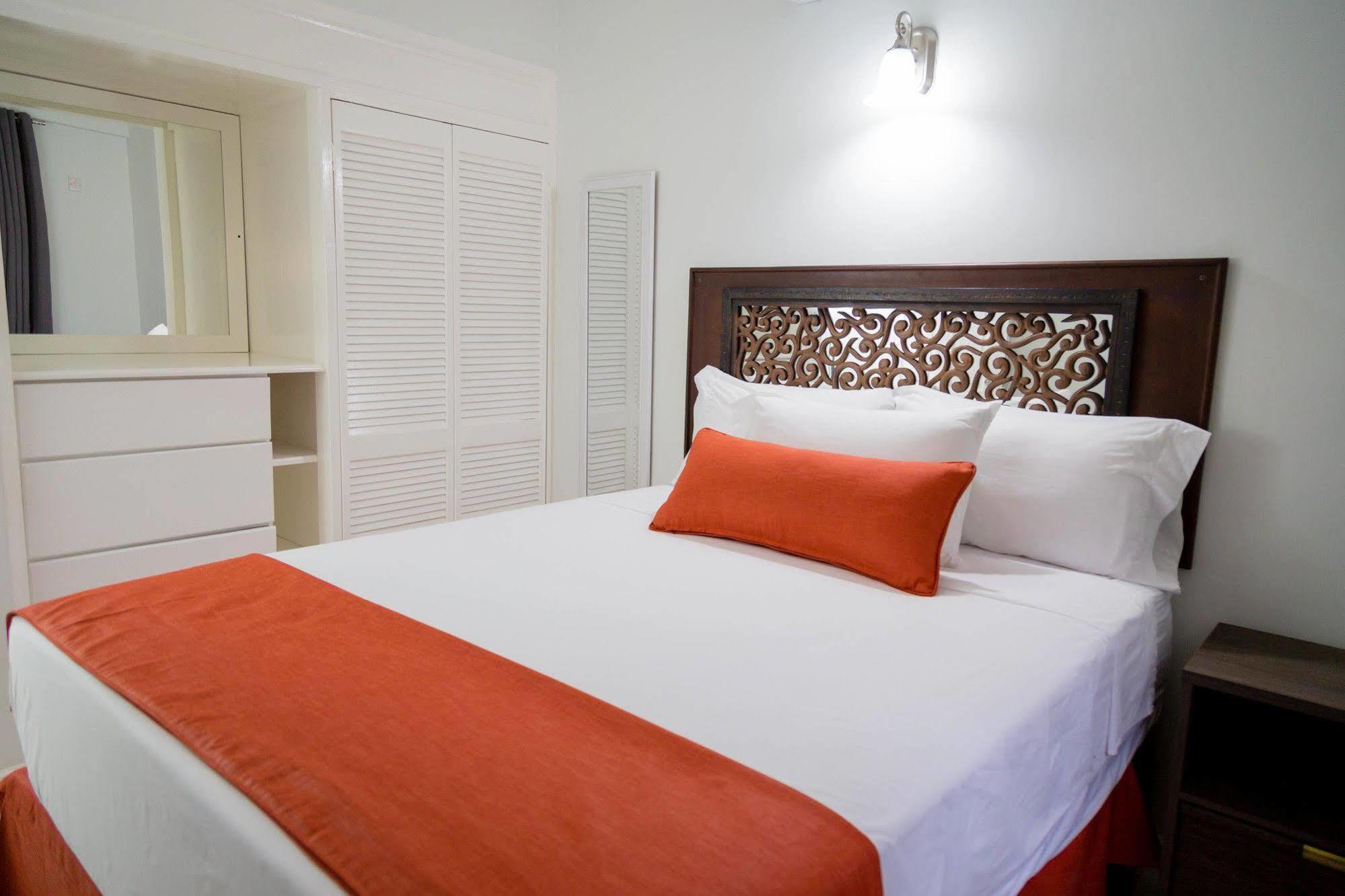 Centrally Located Guest Apartments 金斯敦 外观 照片