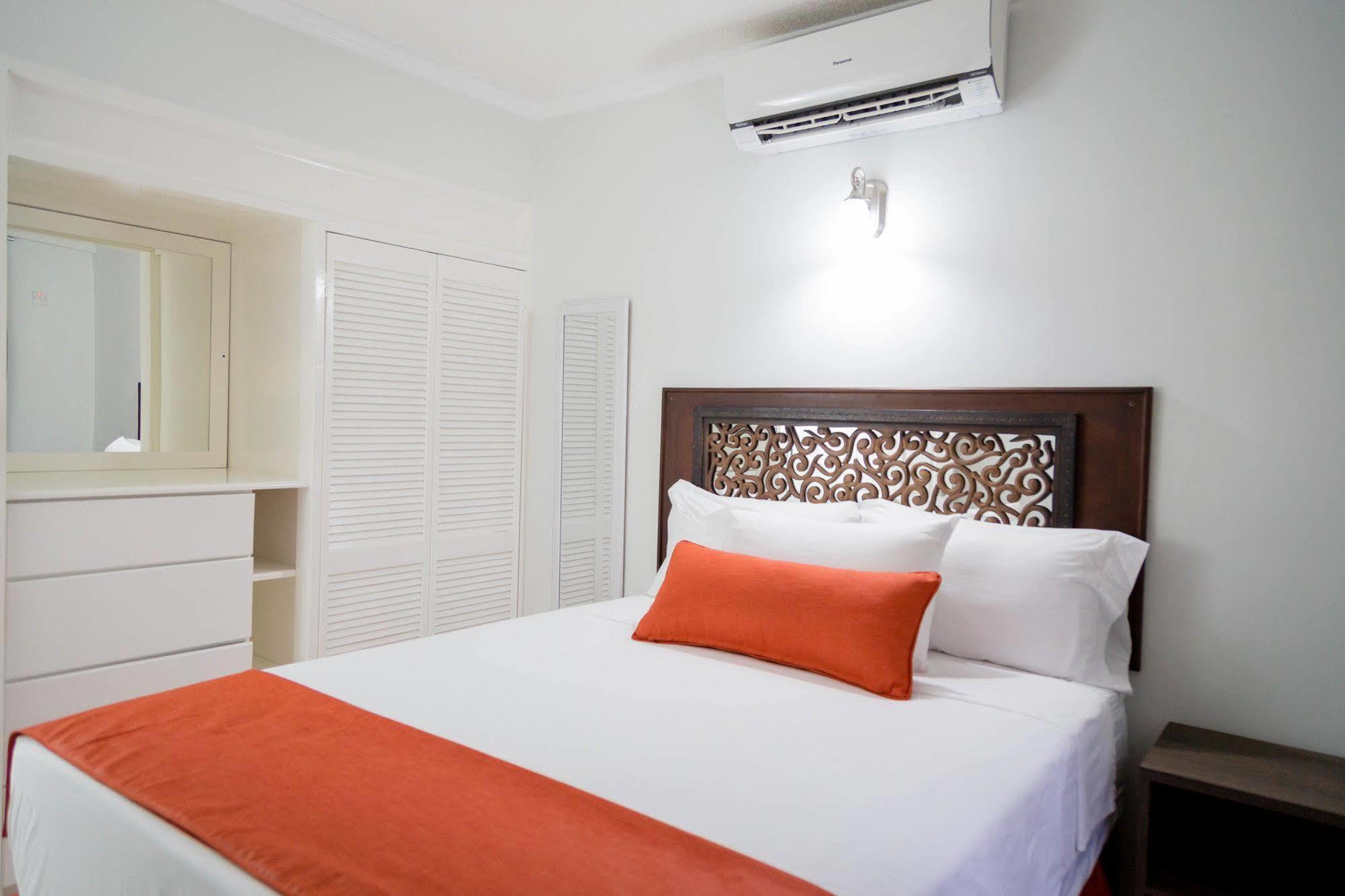 Centrally Located Guest Apartments 金斯敦 外观 照片