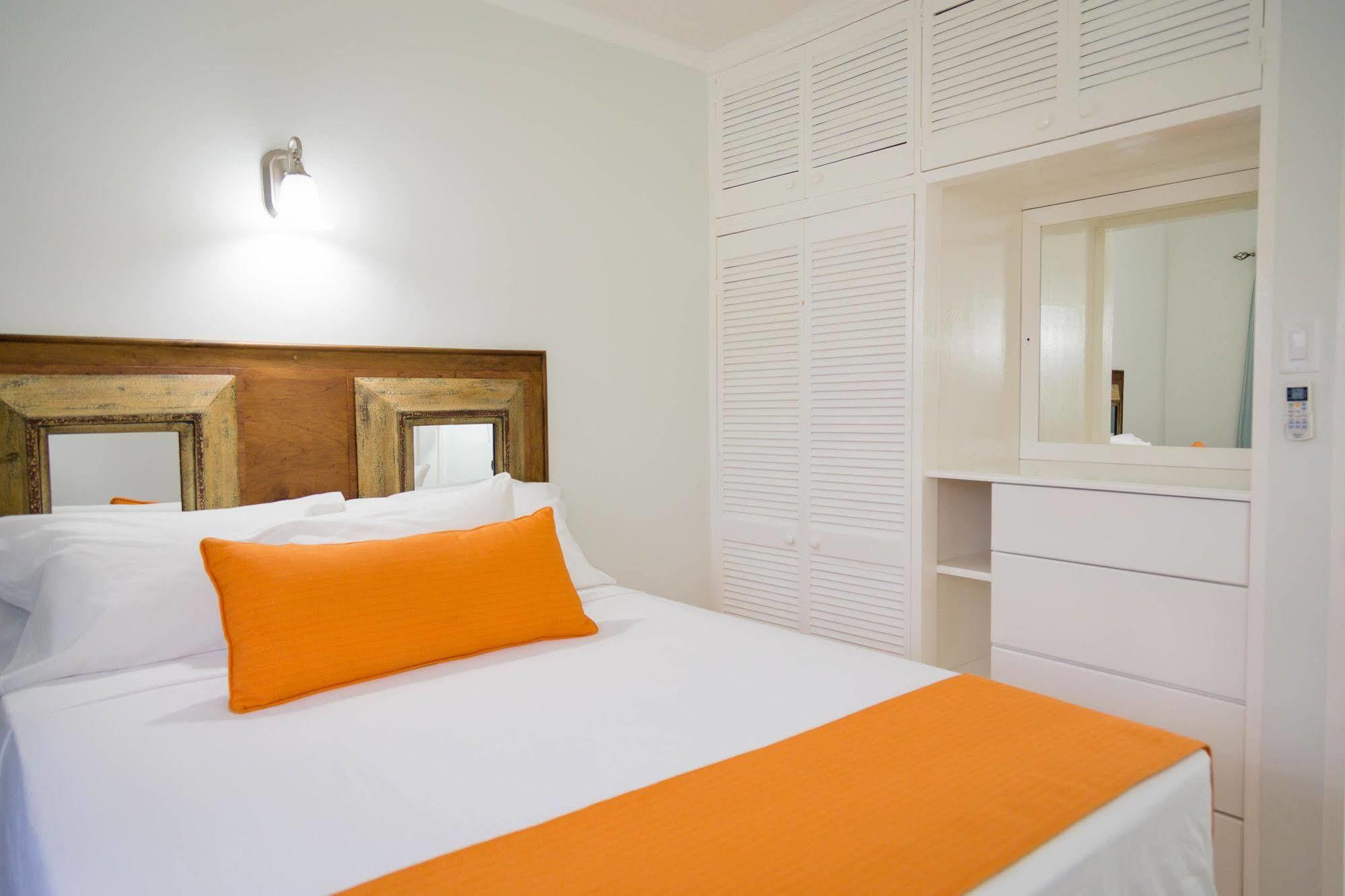 Centrally Located Guest Apartments 金斯敦 外观 照片