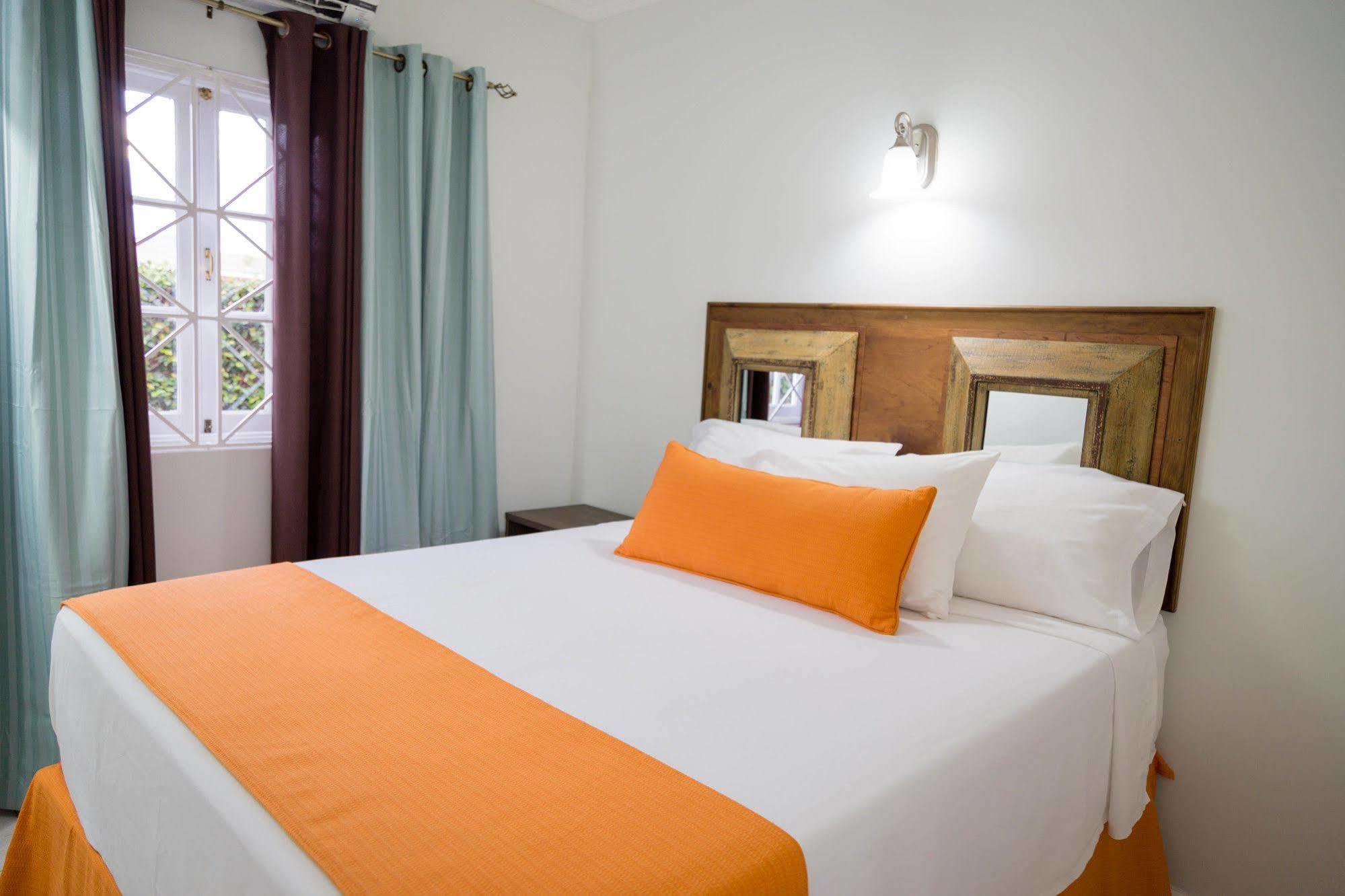 Centrally Located Guest Apartments 金斯敦 外观 照片