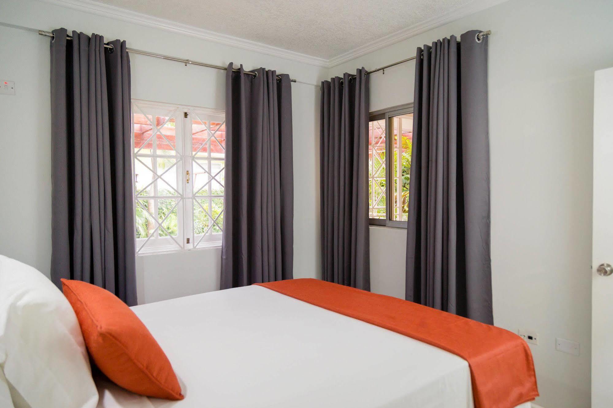 Centrally Located Guest Apartments 金斯敦 外观 照片
