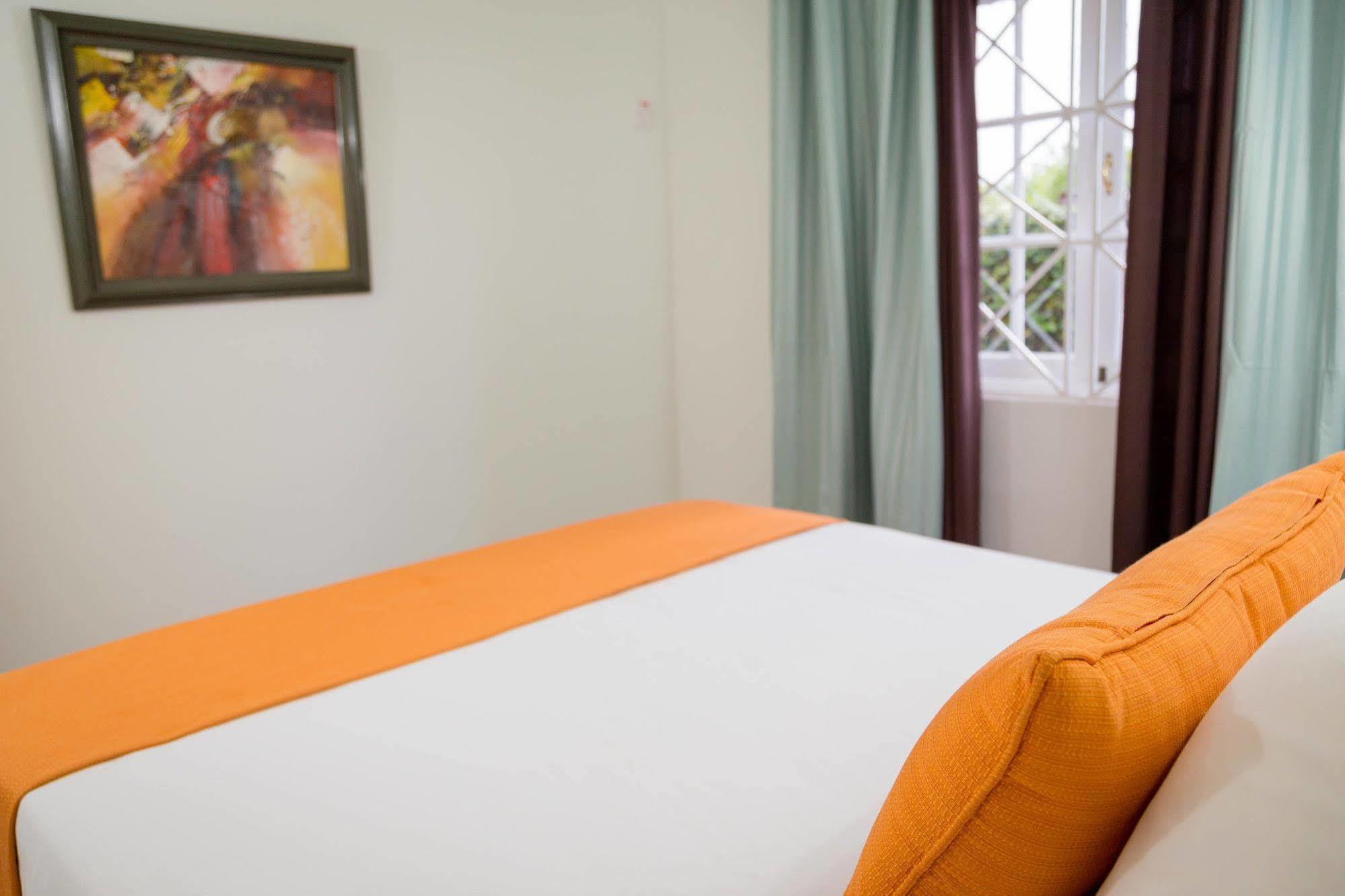 Centrally Located Guest Apartments 金斯敦 外观 照片