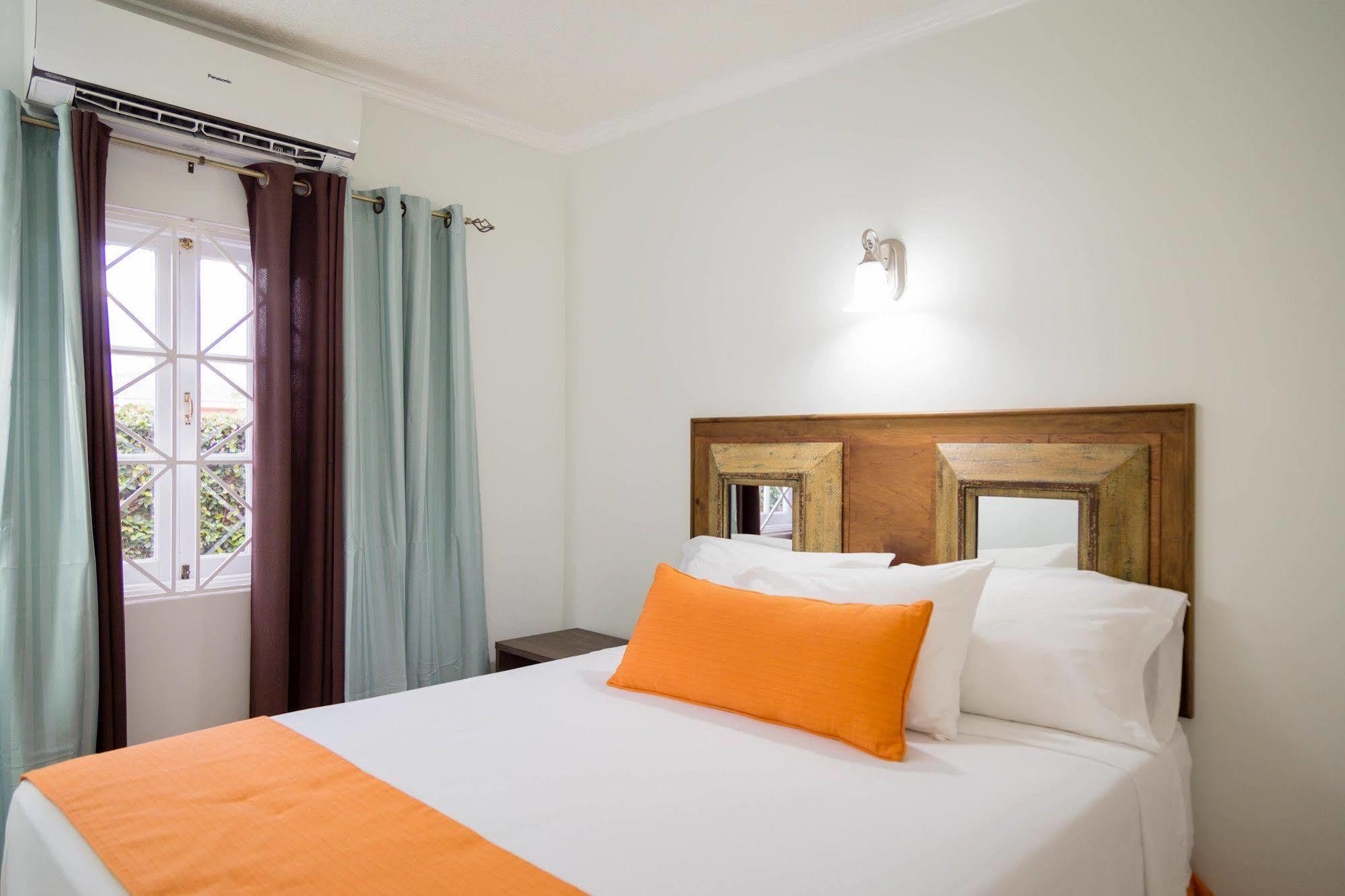 Centrally Located Guest Apartments 金斯敦 外观 照片